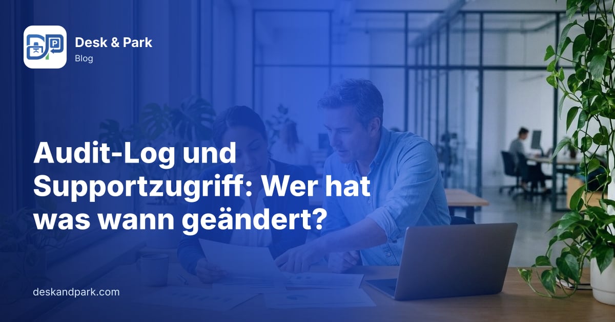 Zwei Kollegen gehen an einem Schreibtisch am Fenster gemeinsam gedruckte Berichte und einen Laptop durch