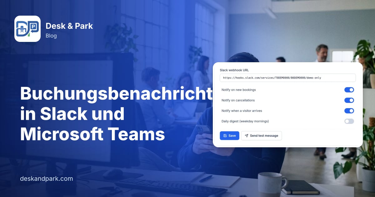 Ein lächelnder Mann mit Kopfhörern liest an seinem Schreibtisch eine Benachrichtigung auf dem Handy, mit den Slack-Benachrichtigungseinstellungen