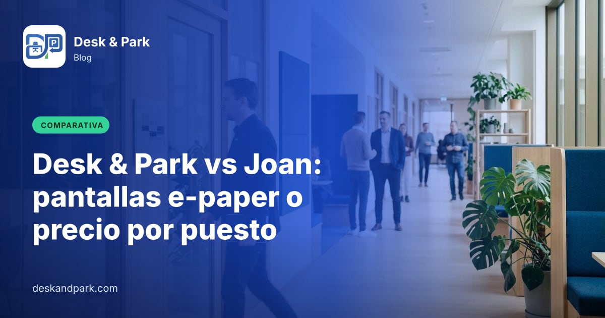 Un hombre entra en una sala de reuniones junto a un pequeño rótulo de papel electrónico en un pasillo luminoso
