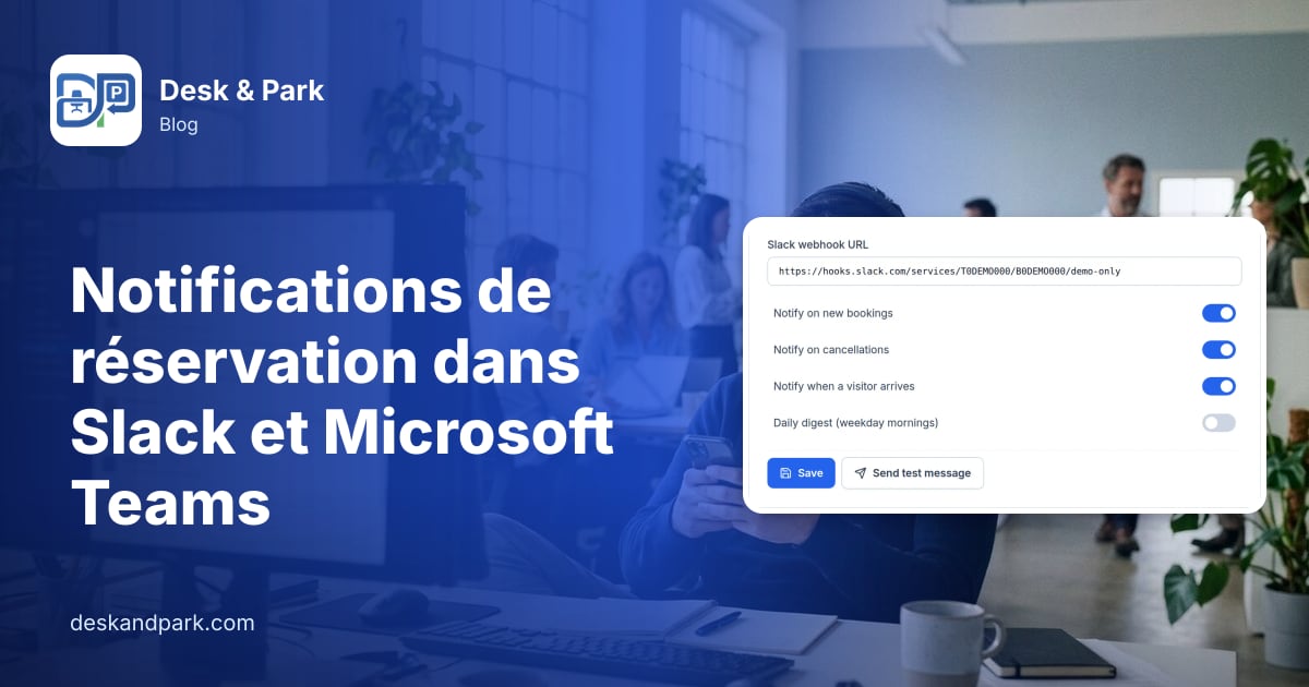 Un homme souriant, casque sur les oreilles, lit une notification sur son téléphone à son bureau, avec les réglages des notifications Slack