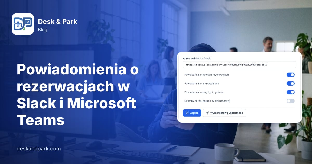 Uśmiechnięty mężczyzna w słuchawkach czyta powiadomienie na telefonie przy biurku, z ustawieniami powiadomień Slack