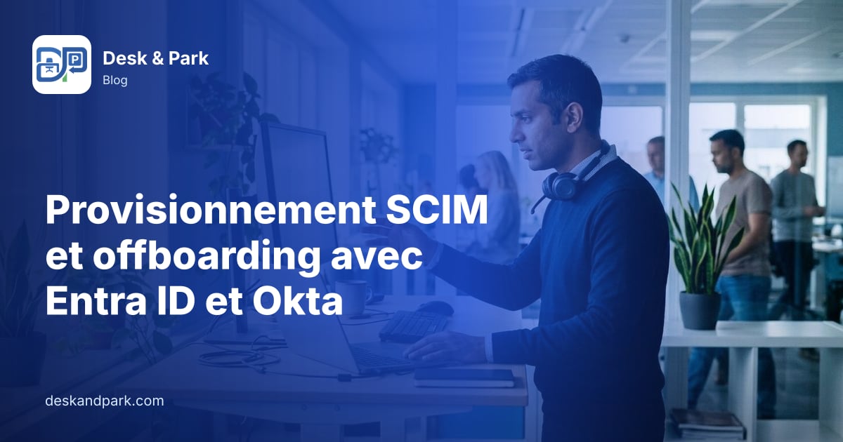 Un administrateur informatique, casque autour du cou, travaille debout à un bureau avec ordinateur et écran