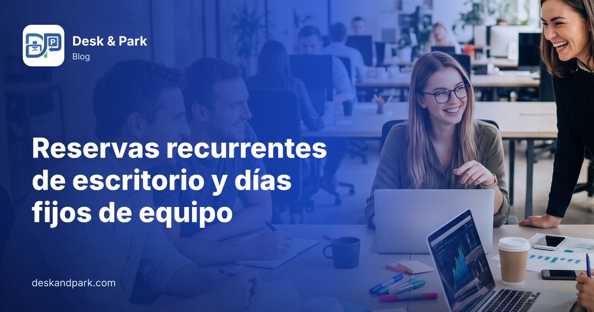 Un equipo ríe y trabaja junto en una mesa compartida de una oficina diáfana
