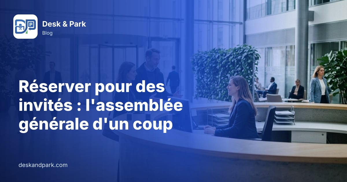 Des visiteurs parlent à une hôtesse d’accueil au comptoir arrondi d’un hall de bureaux lumineux