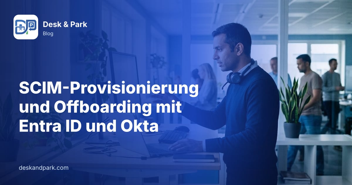 Ein IT-Administrator mit Headset um den Hals arbeitet an einem Stehpult mit Laptop und Monitor