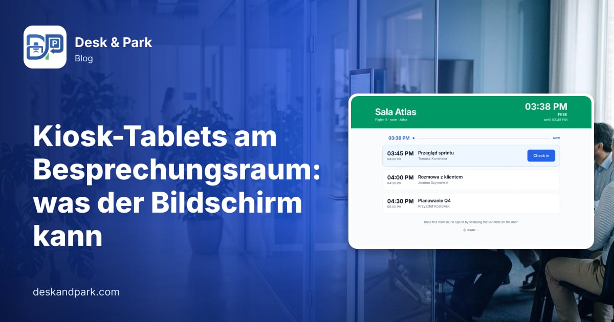 Ein Buchungstablet an der Glaswand eines Besprechungsraums, in dem ein Team tagt, mit dem Raumtablet mit dem Tagesplan