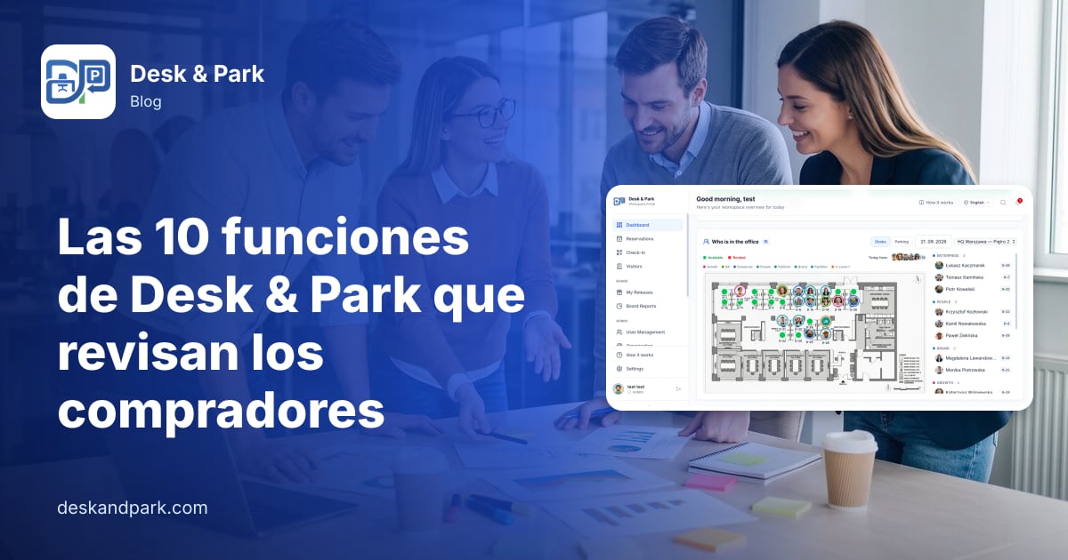 Cuatro compañeros planifican juntos con papeles y un portátil en una mesa de oficina, con el plano de planta Quién está en la oficina
